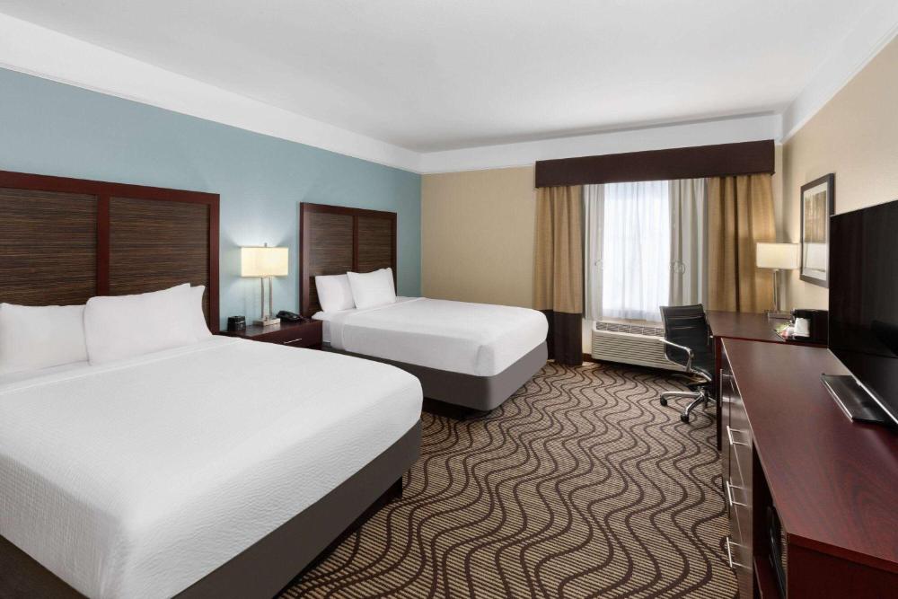 Queen Room with Two Queen Beds and Roll-in Shower - Mobility Accessible/Non-Smoking interior